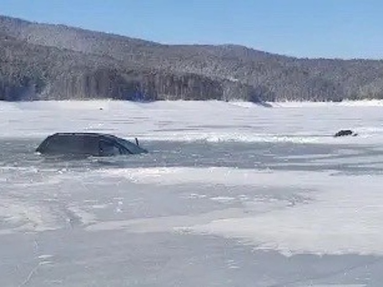 Рыбаки на легковушке провалились под лёд на Красноярском море