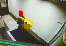 В Красноярске полицейские возбудили уголовное дело в отношении 25-летнего курьера, который нашёл в подъезде пятитысячную купюру и забрал себе