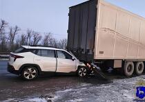 В Красноярском районе ранним утром 8 марта женщина за рулём «Москвича» врезалась в припаркованный на обочине КамАЗ