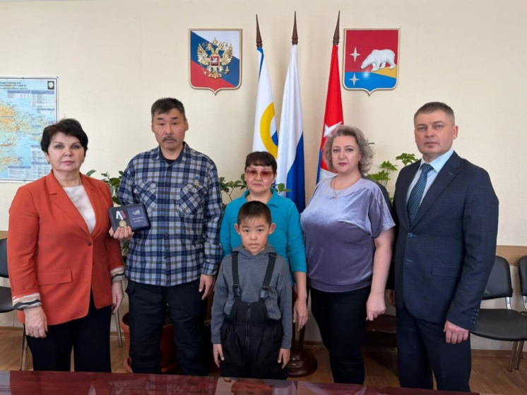 В Эгвекиноте и Канчалане вручили медали "Отец солдата" родителям погибших героев СВО
