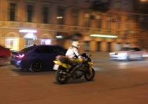 Сегодня, 11 марта, петербуржцы заметили первых мотоциклистов на набережных города. Из-за рано начавшейся весны они решили выехать раньше обычного.