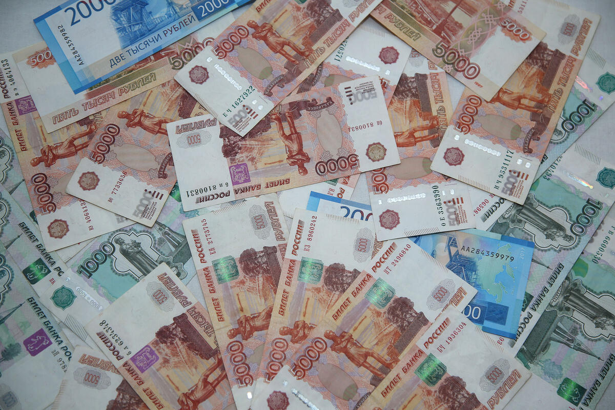 Средняя зарплата в России перешагнула отметку в 100 тысяч рублей
