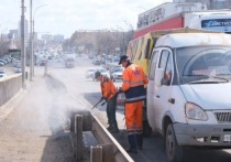 Администрация Астрахани продолжает весеннюю уборку городских улиц и объектов дорожной инфраструктуры