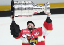 "Флорида Пантерз" обыграла "Коламбус Блю Джекетс" со счетом 2:1 в овертайме матча НХЛ 13 марта 2026 года. Победную шайбу забросил Сэм Райнхарт. Российский вратарь Сергей Бобровский отразил 30 бросков и признан второй звездой встречи. В Санрайзе играли россияне Куликов, Марченко, Воронков и Проворов. Ткачук назвал Бобровского опорой команды, благодаря которой клуб выиграл два Кубка Стэнли.