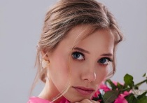 Олимпийская чемпионка по художественной гимнастике Вера Бирюкова устроила фотосессию в честь прихода весны. Спортсменка, недавно вышедшая замуж за певца Тимура Гаязова, выбрала наряд, походящий к ее голубым глазам.