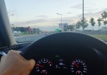 Многие водители забывают, что водительские права имеют срок годности — ровно 10 лет. А после истечения этого срока удостоверение становится обычной пластиковой карточкой без юридической силы. Госавтоинспекция Калининградской области напомнила жителям региона о последствиях езды с просроченными правами и объяснила, кому повезло с автоматическим продлением, а кому пора бежать за заменой.