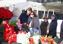 Во вторую годовщину теракта у мемориала возле «Крокус Сити Холла» с самого утра собираются люди