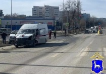 Вечером 27 марта на Красноглинском шоссе в Самаре зафиксировали аварию с участием реанимобиля