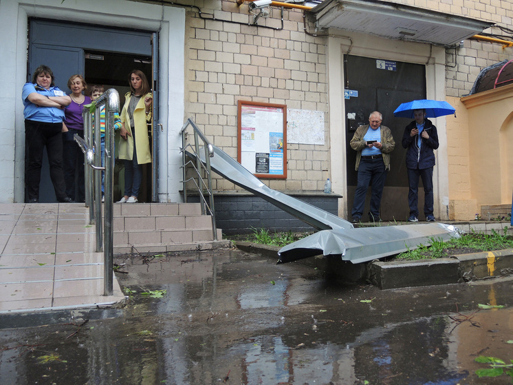РЕН ТВ: мужчина спас ребёнка во время потопа в Махачкале