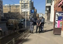 В центральном районе Санкт-Петербурга сотрудники вневедомственной охраны Росгвардии пресекли дерзкую кражу дорогостоящей меховой одежды. Инцидент произошел утром в среду, когда в полицию поступил сигнал об ограблении бутика на Невском проспекте.