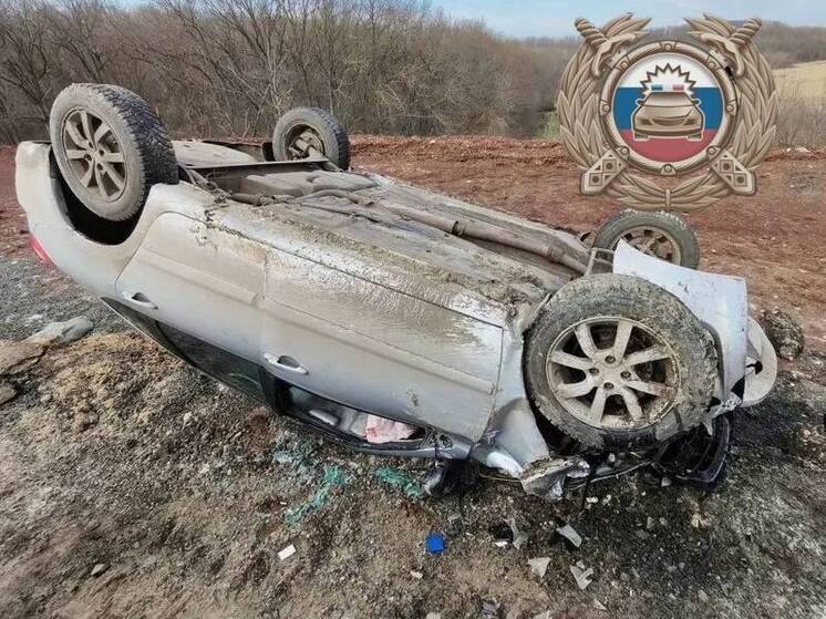 В Аркадакском районе после столкновения с грузовиком перевернулась легковушка
