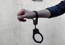 В Мурманске на улице Чумбарова-Лучинского 51-летняя женщина вызвала полицию и рассказала, что сожитель угрожал ее убить