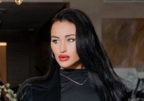 Олимпийская чемпионка по художественной гимнастике Анастасия Татарева побывала на светском мероприятии в костюме, подчеркнувшем красоту ее стройных ног. Спортсменка опубликовала фотографии с мероприятия.