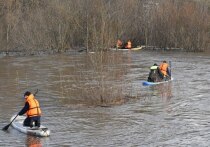 В Йошкар-Оле спасатели вытащили из воды сапбордистов, решивших проплыть через тоннель в Сосновой роще.