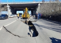 В Ленинском районе на улице Семафорная, в районе Мичуринского моста, произошёл провал дороги