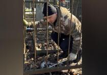 Москвич Антон Ильичев уже много лет убирает заброшенные могилы и бесплатно ухаживает за теми захоронениями, о которых уже некому вспомнить