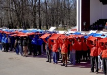 В День космонавтики, 12 апреля, в петербургском парке Екатерингоф прошла масштабная акция: более 1000 активистов «Молодой Гвардии» и «Волонтёрской Роты» выстроились в живую фразу «ПОЕХАЛИ!» и выполнили ряд спортивных упражнений. Об этом сообщили в пресс-службе МГЕР.