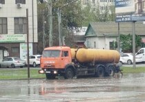 Администрация Астрахани устраняет последствия сильного дождя, который шел в городе почти весь день