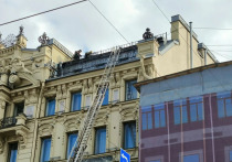 Открытый огонь в доме на Невском проспекте, 65 полностью ликвидировали к 17:41. Об этом сообщили в пресс-службе МЧС Петербурга.