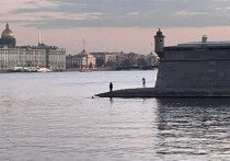 У стен Петропавловской крепости вечером 13 апреля двое мужчин устроили заплыв в холодной воде, причём один из них трижды окунулся и перекрестился. Об этом сообщил читатель «МК в Питере».