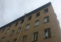 В Петербурге на улице Кропоткина, 17б, происходит пожар. Огонь охватил квартиру на верхнем этаже. Жителей дома эвакуировали. Об этом сообщил корреспондент «МК в Питере» Никита Нестеров.