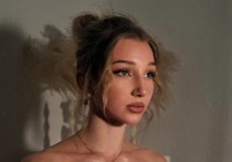 Грузинская фигуристка Анастасия Метелкина сфотографировалась в национальной одежде страны, которую представляет. Серебряный призёр Олимпийских игр (2026) в паре с Лукой Берулавой прошлась по вечернему Тбилиси.