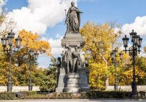  апреля 1783 года был подписан манифест императрицы Екатерины Великой о присоединении Крыма к России. К столетию этого события - 8 апреля 1883 года - в Симферополе был заложен памятник «Императрице и Самодержице Всероссийской», торжественно открытый 18 октября 1890 года. В советское время памятник был снесен, а в новейшей истории - в августе 2016 года - восстановлен и сегодня украшает городской сад столицы полуострова. А теперь поподробнее об этих событиях.