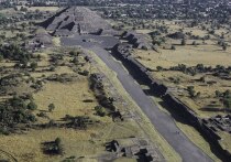 Туристы в ужасе разбегались после того, как вооруженный человек открыл огонь с вершины древней мексиканской пирамиды Теотиуакана