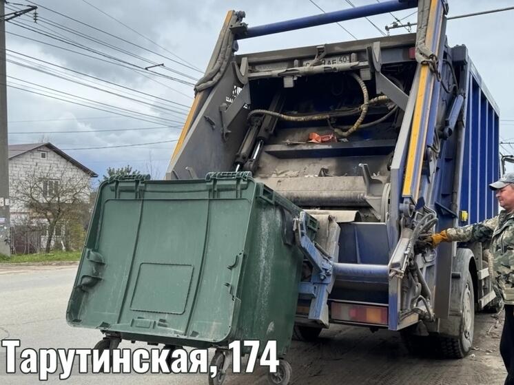В Калуге продолжают приводить в порядок контейнерные площадки