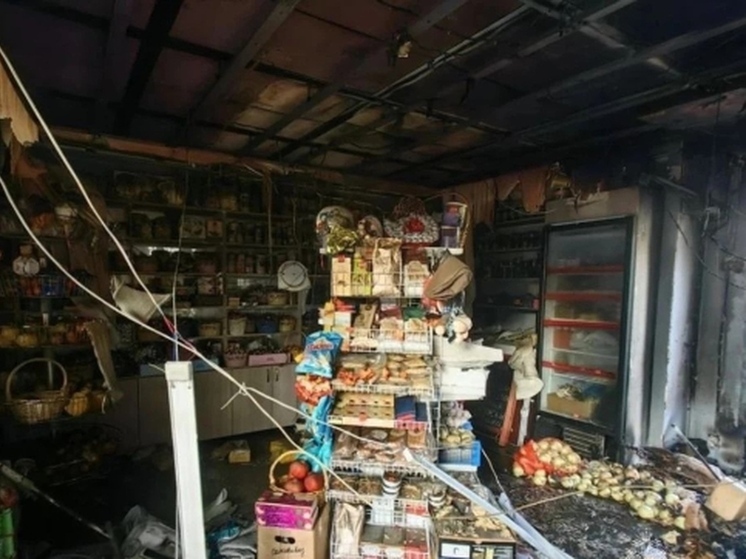 В Благовещенске ликвидировали пожар в торговом павильоне