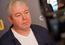 У Александра Робака появились роскошные темные усы и в таком виде выглядит он весьма непривычно