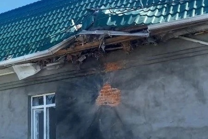 Из-за атаки ВСУ ранен сотрудник МЧС, прибывший тушить дом после удара БПЛА