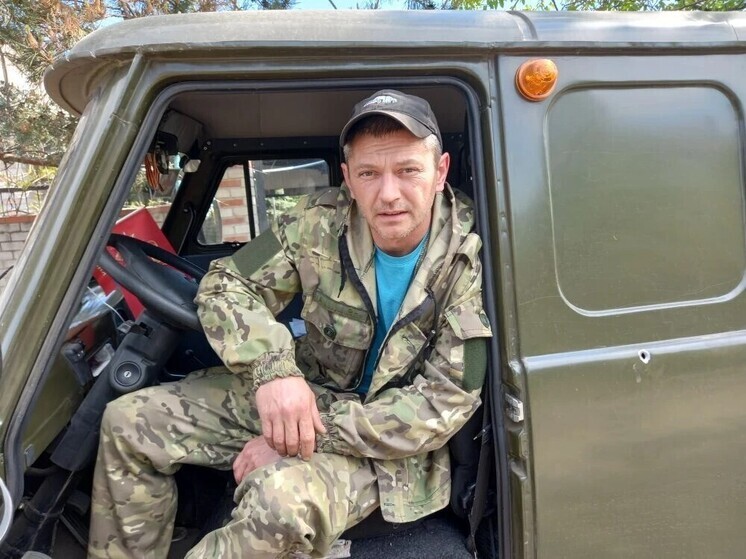 Водитель медицинского взвода с позывным «Богдан» показывает мне рабочую «буханку»