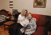 Накануне праздника Великой Победы жительница столицы Вера Васильевна Халилова, которой в минувшем октябре исполнилось 105 лет, только и успевает, что принимать многочисленных гостей, спешащих ее поздравить