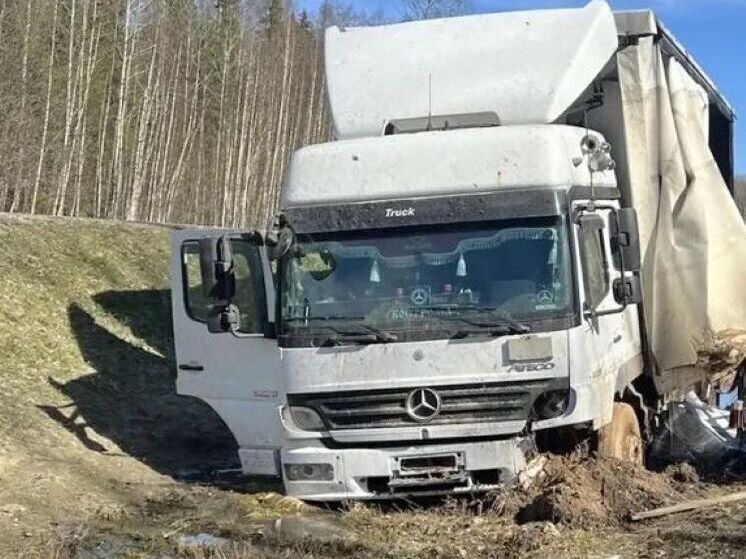 На трассе в Афанасьевском районе перевернулся грузовой «Мерседес»
