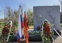 Ввоеннослужащие Добровольческого корпуса Южной группировки войск восстановили памятник на братской могиле времен Великой Отечественной войны в в селе Хорошее Луганской Народной Республики