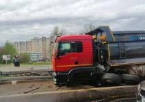 На скоростной трассе на Владимир, на 28м километре произошла авария с участием двух большегрузов и нескольких легковугек