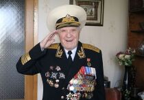 Владимир Путин на параде, посвященном 81-летней годовщине Победы, как и в предыдущие годы сидит в окружении ветеранов ВОВ и СВО