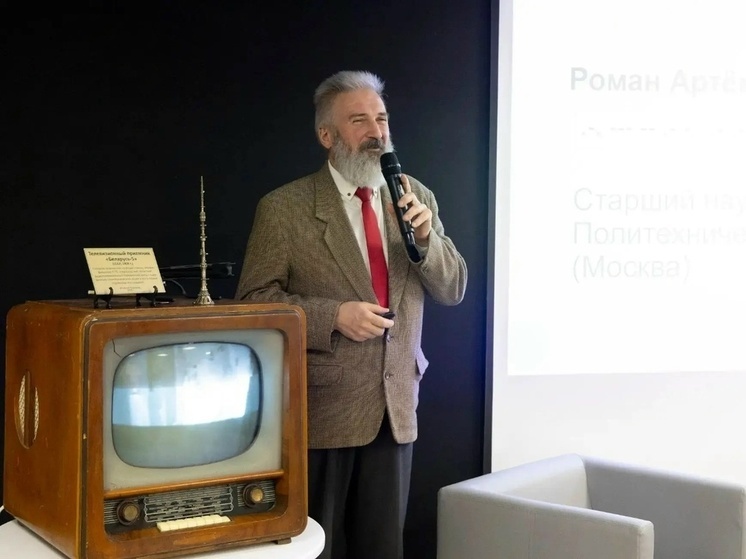Новгородскому филиалу Политехнического музея подарили легендарную радиолу