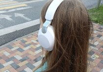 Многие родители в какой-то момент с удивлением замечают, что их послушный и открытый ребенок начинает дерзить, спорить и игнорировать просьбы