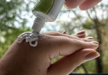 Солнцезащитный крем давно перестал быть средством только для отпуска и пляжа. Даже в городе ультрафиолет продолжает воздействовать на кожу, ускоряя старение и провоцируя пигментацию. О том, как правильно пользоваться SPF и когда его действительно нужно наносить, «МК в Питере» пообщался с врачом-дерматологом, косметологом, дерматоонкологом Валентиной Насоновой.