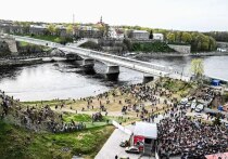 В Ленинградской области в честь 81‑й годовщины Победы в Великой Отечественной вой­не провели массу мероприятий. Но самым обсуждаемым стало празднование в Ивангороде, что на границе с Эстонией. По традиции послушать праздничный концерт и песни военных лет пришли не только ивангородцы, но и жители Нар­вы, а также других городов Эстонии, специально приехавшие 9 мая в приграничный город.