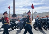 Празднование 81‑й годовщины Победы в Великой Отечественной войне прошло в Петербурге, как и в Москве, при беспрецедентных мерах безопасности. Парад сократили, а Невский проспект для шествия Бессмертного полка впервые перекрыли полностью. Но людские реки устремились через рамки металлоискателей, чтобы почтить память героев — участников ВОВ и поддержать тех, кто сейчас сражается на Родину.