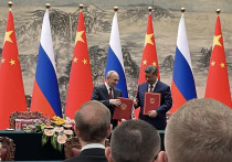 Председатель КНР Си Цзиньпин приветствовал российского президента Путина на красной дорожке в Пекине и сделал завуалированный выпад в адрес США