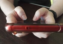 Ученые обнаружили, что у людей с высоким уровнем «страха что-то пропустить» нейроны буквально взрываются активностью при виде значка «лайк» — в то время как на «дизлайк» или нейтральную обратную связь их мозг реагирует так же, как у спокойных людей