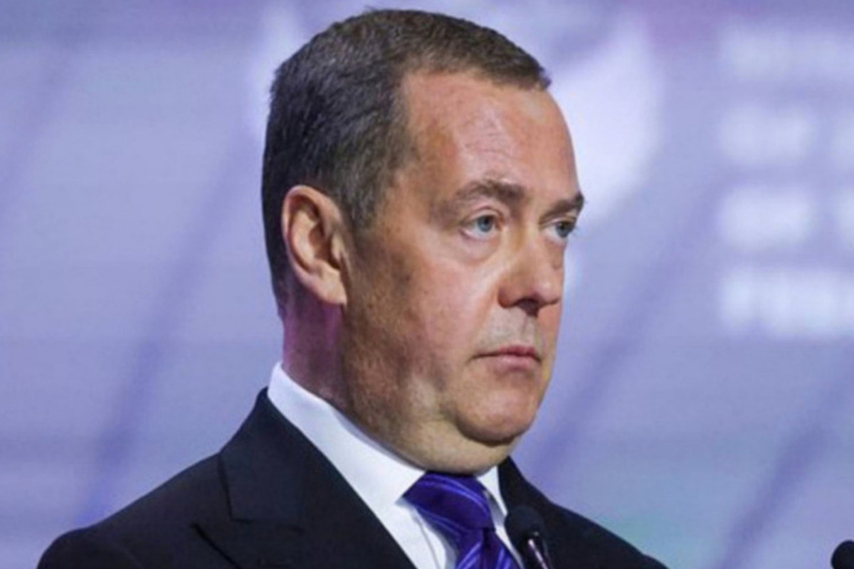 Медведев ответил на отказ ЕС вывозить дипломатов из Киева