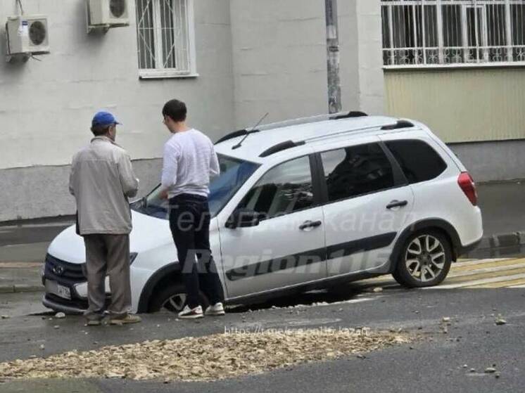 Легковой автомобиль провалился в яму на дороге в центре Казани