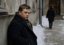 27 января 1964 года Ленинград жил официальной памятью. Город отмечал 20-летие снятия блокады. В газетах были правильные слова о стойкости, в госучреждениях — торжественные мероприятия, на улицах — зимний город, привыкший говорить о выживании как о долге.
Подпись: В день городской памяти Ленинград получил дело, которое стало спором о границе закона