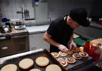 Анализ среднего чека в заведениях питания России за январь-апрель 2026 года показывает, что жители Москвы и Санкт-Петербурга стали реже ходить в рестораны, но чаще питаться в точках фастфуда
