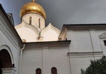 7 июня 2026 года — особая дата для православных христиан и хранителей народных традиций. Этот воскресный день несет в себе глубокий духовный смысл и несколько исторических пластов: от библейских событий до древних славянских поверий. Разберемся, что важно сделать в этот день, а чего лучше избегать, чтобы не навлечь беду и сохранить душевное равновесие.